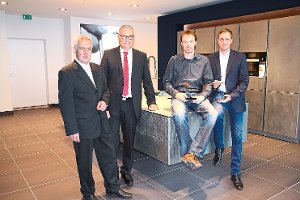 Friedrich Scherer (links), Michael Rieger (Zweiter von links) und Tobias Hollerbach (rechts) präsentieren mit Boris Pokupec die von ihm konstruierte Schwebende Küche. Foto: Hübner Foto: Schwarzwälder-Bote