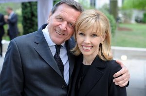Ein Bild aus glücklicheren Zeiten: Altkanzler Gerhard Schröder und seine Frau Doris Schröder-Köpf ihr Jahr 2009 bei der Feier zu Schröders 65. Geburtstag. Foto: dpa