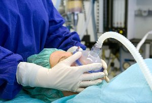Ein Anästhesist  kümmert sich nicht nur um die Narkose eines Patienten vor der Operation, sondern überwacht auch während der OP dessen Vitalfunktionen.   Symbolfoto: Schierenbeck Foto: Schwarzwälder-Bote