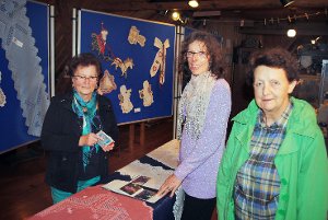 Hilda Hauger (links) zeigt den Besucherinnen  im Fischbacher Heimatmuseum kleine Meisterwerke in Form von Hardanger-Stickereien. Foto: Bantle Foto: Schwarzwälder-Bote