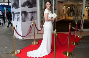So sieht die günstige Kopie von Pippa Middletons berühmten weißen Brautjungfernkleid aus, die die britische Kaufhauskette Debenhams seit Mittwoch verkauft. Das nächste Bild zeigt... Foto: StN