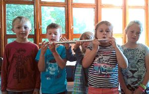 So geht das: Lehrer der Musikschule präsentierten die Klänge diverser Instrumente. Natürlich durften die Schüler auch selbst etwas ausprobieren. Foto: Musikschule Foto: Schwarzwälder-Bote