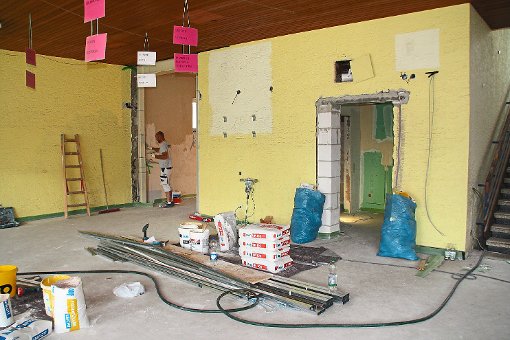 Die Astrid-Lindgren-Schule wird saniert. Hier ein Bild aus dem Foyer, aus dem die Bodenplatten bereits entfernt sind. Das Land beteiligt sich mit einem Zuschuss in Höhe von 70 000 Euro.   Foto: Preuß Foto: Schwarzwälder-Bote