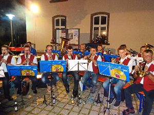 Bis in den späten Abend hinein unterhält die Tanzmusik der Musikkapelle Fürstenberg  beim Dorfhock. Foto: Schwarzwälder-Bote
