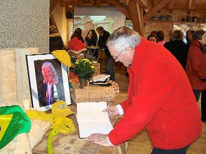 Tribergs Bürgermeister Gallus Strobel trägt sich in das ausgelegte Kondolenzbuch ein. Foto: Stein Foto: Schwarzwälder-Bote