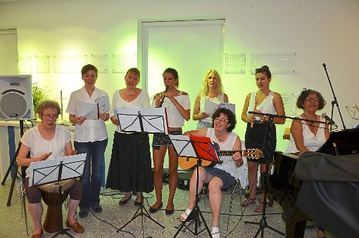 Unter der Leitung von Martina Theurer (Klavier) sang ein Frauen-Musikteam heitere Lieder vom Glauben. Foto: Bausch Foto: Schwarzwälder-Bote