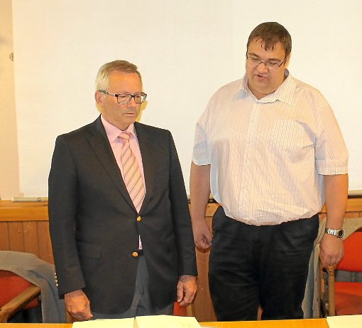 Neustadtrat Heiko Zorn wurde gestern Abend von Bürgermeister Jürgen Guse (links) verpflichtet.                                        Foto:  Maier Foto: Schwarzwälder-Bote