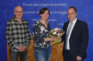 Bürgermeister Sven Holder (rechts) begrüßte die neue Praxispartnerin, Zahnärztin Stephanie Walz zusammen mit Zahnarzt Martin Wolf (links) in der Praxis in Egenhausen. Foto: Sabine Stadler