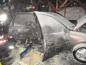 Bei Reparaturarbeiten unter einem Carport in Liebelsberg geriet ein Wagen in Brand.   Foto: Stocker