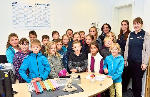 Sie durften einen spannenden Besuch in einer echten Bank machen:  die  Viertklässler der Grundschule Bildechingen.  Foto: Morlok Foto: Schwarzwälder-Bote