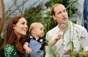 Prinz George entdeckt die Seifenblasen: Der zukünftige britische König mit seinen Eltern Prinz William und Herzogin Kate. Foto: dpa/John Stillwell