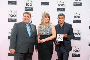 Geschäftsführer Steffen Herz (links) und Manuela Herz nehmen die Auszeichnung von TV-Moderator und Top 100-Mentor Ranga Yogeshwar entgegen. Foto: Firma Foto: Schwarzwälder-Bote