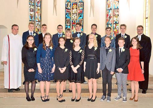 15 junge Leute der evangelischen Gemeinde Erzingen-Schömberg sind in der Erzinger Kirche St. Georg konfirmiert worden.  Foto: Privat