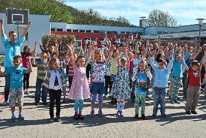 Die Schüler der Grundschule trugen ihren Teil zum Gelingen der Feier bei. Foto: Baum Foto: Schwarzwälder-Bote