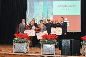Die Preisträger freuten sich mit den Vorständen und dem Juryvorsitzenden der Sparkasse Haslach-Zell.   Foto: Kleinberger
