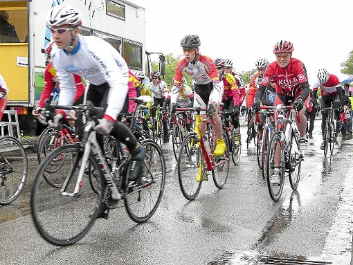Das im vergangenen Jahr von der RSG Offenburg-Fessenbach ausgerichtete Straßenradrennen entpuppte sich als wahre Regenschlacht.   Foto: RSG