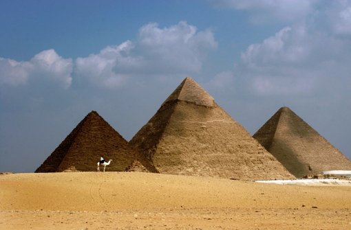 Weil sie Teile der Cheops-Pyramide gestohlen haben sollen, sind nun drei Deutsche in Ägypten zu fünf Jahren Haft verurteilt worden. Foto: epa