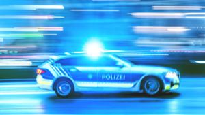 Die Polizei rückte in Pforzheim wegen einer aufgebrachten Menschenmenge vor der Kfz-Zulassungsstelle aus (Symbolfoto). Foto: IMAGO/Wolfgang Maria Weber/IMAGO