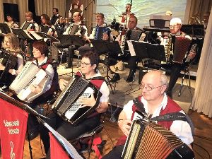 Aus Anlass des 50-jährigen Bestehens unternahm das Schwarzwald Orchester Schömberg eine musikalische Zeitreise. Foto: Schwarzwälder-Bote