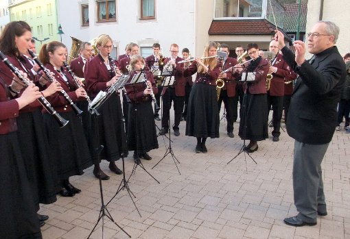 Ehrenmitglied Anton Cingia gab auch als Dirigent seines Musikvereins Aichhalden eine gute Figur ab.  Foto: Borho Foto: Schwarzwälder-Bote