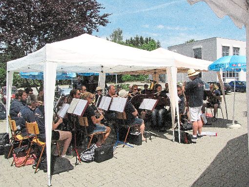 Der Musikverein Engstlatt sorgt beim Pflegeheim-Sommerfest für den richtigen Ton.  Foto: Hoß Foto: Schwarzwälder-Bote
