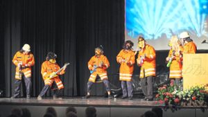 Mit einem fulminanten Auftritt einer Luftgitarrenband, die in voller Feuerwehrmontur mit Atemschutzmaske zu Rockklassikern über die Bühne fegten, endete der Abend. Foto: Reinhard