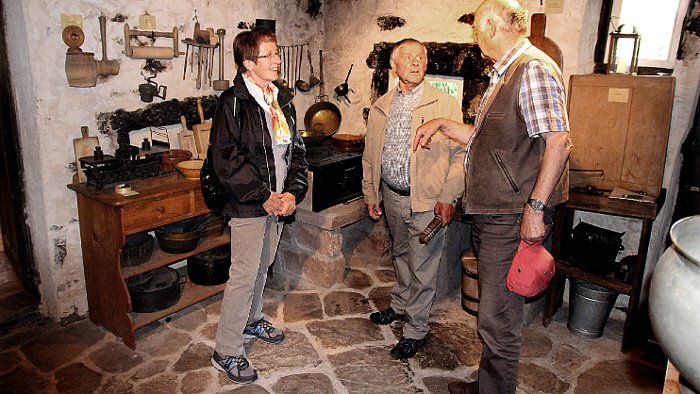 Besucher bewundern alte Bauernküche
