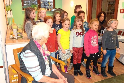 Der Kinderchor der Jugendmusikschule singt für Senioren im Triberger  Pflegeheim und erhält viel Beifall. Foto: Musikschule Foto: Schwarzwälder-Bote