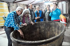 Blick ins Fass: Im Weingut  gab es allerhand über die Wein- und Schnapsherstellung zu erfahren.    Fotos: Ungureanu Foto: Schwarzwälder-Bote