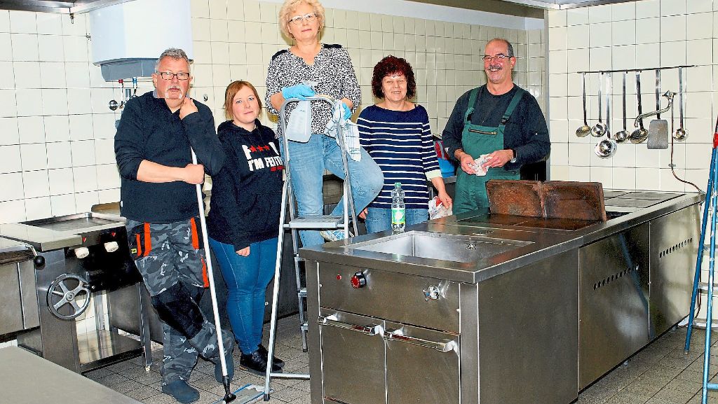 Höfen: Vereinsvertreter putzen wieder die Küche