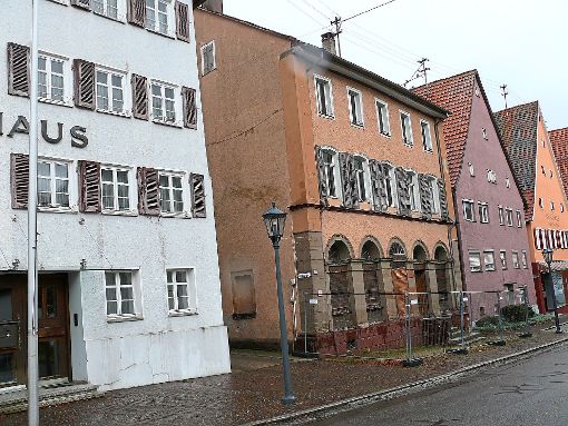 Das Stauss-Haus neben dem Rathaus wird abgerissen, zuvor aber muss für das Denkmalamt eine Baudokumentation erstellt werden.   Foto: Visel