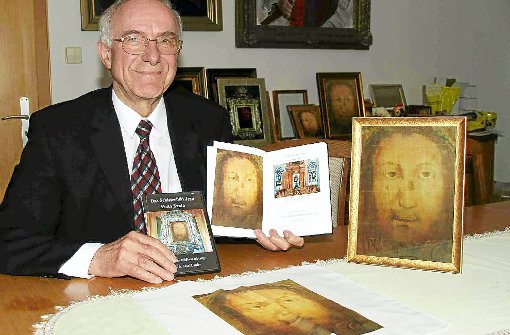 Josef Läufer und sein neuer Bildband über den Schleier von  Manoppello.   Foto: Hermann Foto: Schwarzwälder-Bote