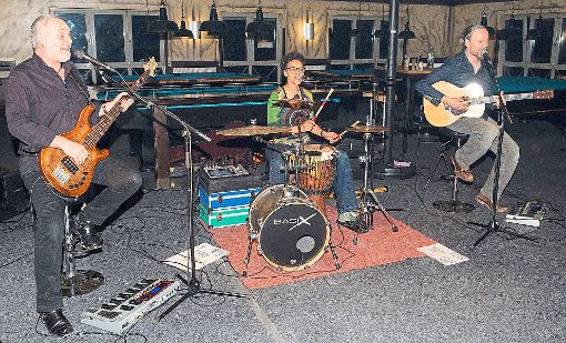 Soul, Funk, Blues und Country mit Spielfreude und interessanten Arrangements sind die Spezialitäten des Akustik-Trios Opportunity, das im KÖ 23 spielte.  Foto: Morlok Foto: Schwarzwälder-Bote