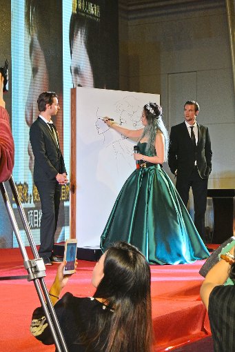Präsidentin Wenhong Yu zeigte auch ihre künstlerischen Fähigkeiten.  Foto: Braun