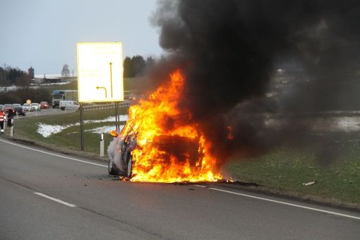 Am Montagnachmittag hat auf der B 33 ein Auto gebrannt. Foto: kamera24.tv
