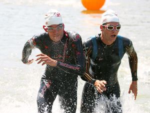 Zwischen den beiden Schwimmrunden müssen die Triathleten kurz über Land sprinten.  Foto: Kara