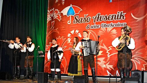Musikalischen Schwung brachte Sašo Avsenik mit seinen Oberkrainern in die Mühlbachhalle Foto: Schwind