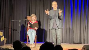 Seine für Zauberkünstler  obligatorische weibliche Assistenz holt sich Topas aus dem Publikum. Foto: Benner