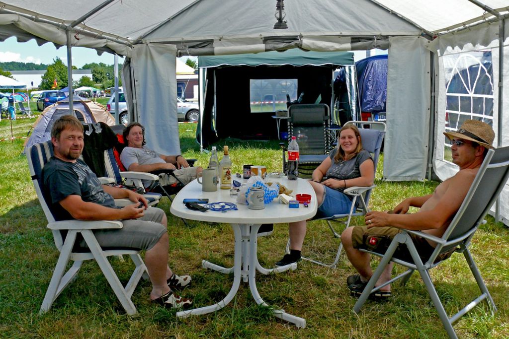Die Tuttlinger Daniel (von links), Ingo, Tanja und Gerd freuen sich auf den Festival-Beginn.