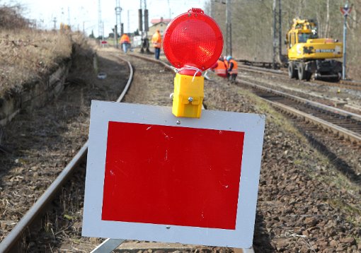 Die Arbeiten an der Bahnstrecke zwischen Neufra und Aldingen bringen Behinderungen im Zugverkehr mit sich. Foto: Wüstneck
