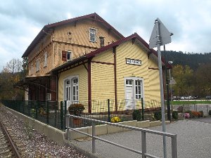 Der ehemalige Bahnhof von Bad Teinach hat mit Jürgen Müller einen Käufer gefunden, der noch in diesem Jahr einziehen möchte. Der Kiosk soll im Frühjahr 2016 eröffnet werden.  Foto: Hölle