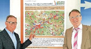 Auf Besonderheiten in der Region weisen der zweite Vorsitzende des Regionalverbands, Hans-Werner Köblitz (links), und Enzkreis-Umweltdezernent Karl-Heinz Zeller hin. Mehrere Grünbereiche wurden jetzt genau untersucht. Foto: Schwarzwälder-Bote