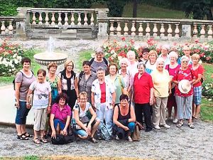 Die  Frauengemeinschaft St. Bruder Klaus unternahm bei ihrem Ausflug auch einen Spaziergangs durch Sigmaringen.  Foto: Rösch Foto: Schwarzwälder-Bote