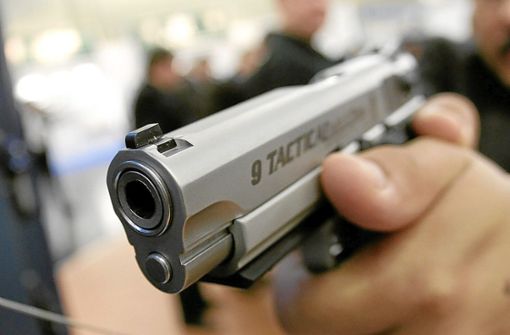 Mit einer Waffe bedroht werden – das kann Betroffene traumatisieren. (Symbolfoto) Foto: Karmann/dpa/schütz