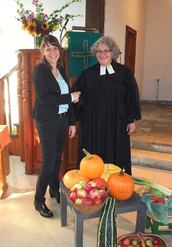 Die evangelische Kirchengemeinde mit Heidrun Stocker (rechts) bereitete Katharina Merklein einen  herzlichen Empfang.   Foto: Borho Foto: Schwarzwälder-Bote