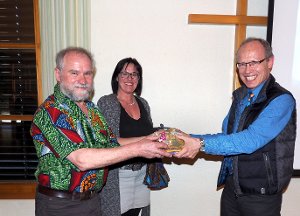 Pfarrer Gottfried Kircher bedankt sich bei den beiden Referenten Paul Dieterle und Sonja Gaberle.                                                                    Foto: Vögele Foto: Schwarzwälder-Bote