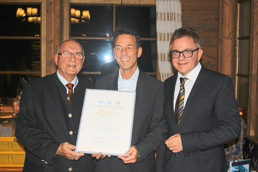 Geschäftsführer Frank Rieg (Mitte) freut sich über die Auszeichnung des Palais Thermal  zusammen mit Rudolf Forcher  und Landtagspräsident Guido Wolf (rechts). Foto: Veranstalter Foto: Schwarzwälder-Bote