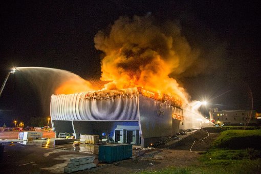 Bei einem Brand einer Großbäckerei in Pfalzgrafenweiler ist in der Nacht zum Sonntag ein Sachschaden in zweistelliger Millionenhöhe entstanden. Foto: www.7aktuell.de | Simon Adomat