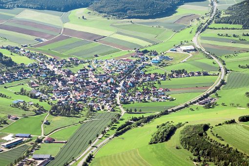 Riedböhringen ist für das Dorffest am kommenden Wochenende gerüstet. Unser Luftbild von  Donnerstagabend zeigt: Alles ist im grünen Bereich. Foto: Lutz Foto: Schwarzwälder-Bote