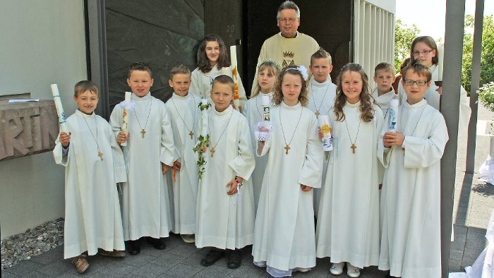 Kinder empfangen in der St. Martinuskirche ihre erste heilige Kommunion